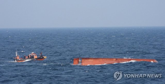 [속보] 부산 앞바다 예인선 전복…2명 구조·6명 수색 중